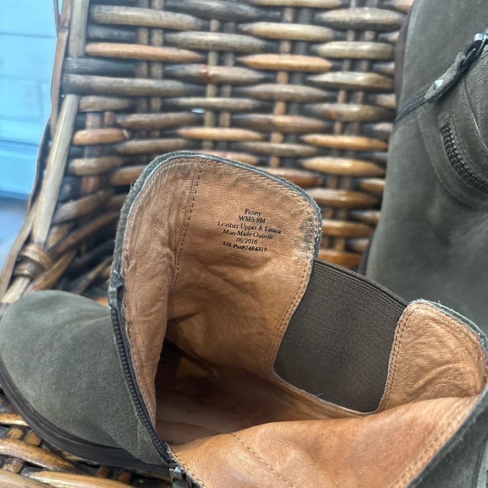 Gentle Souls Kenneth Cole Penny
Ankle Booties Womens Size 9
Olive Leather Zip - Picture 11 of 16